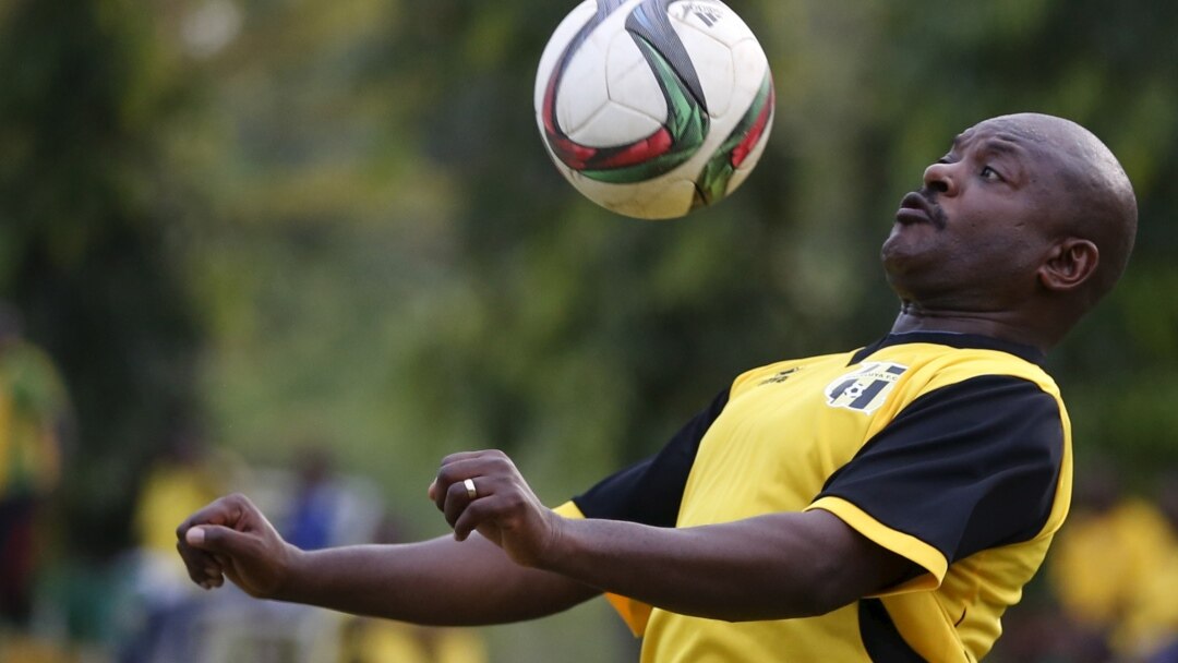 Pierre Nkurunziza ariko akina umupira w'amaguru igenekerezo rya 20 ukwezi kwa gatanu mu 2015.
