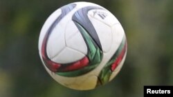 Photo d'un ballon lors d'un match de football à Bujumbura, Burundi, le 20 mai 2015.