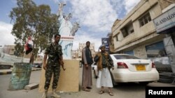 Wanamgambo wa Kihouthi wakilinda kituo cha ukaguzi katika mji mkuu wa Yemen, Sanaa Aprili 18, 2016.