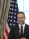 Посланник США по делам заложников Адам Белер выступает во время церемонии, посвященной заложникам и незаконно задержанным, в Госдепартаменте в Вашингтоне, 6 марта 2025 года.