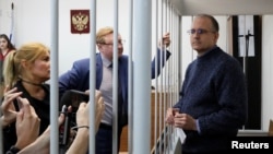 Mantan marinir AS, Paul Whelan, yang ditahan atas tuduhan mata-mata menunggu dibalik jeruji untuk terdakwa saat ia mendengarkan keputusan atas perpanjangan masa penahanan, di Moskow, Rusia, 24 Mei 2019 (foto: Reuters/Shamil Zhumatov)