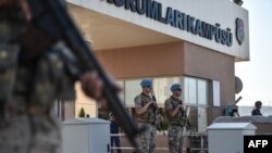 Tentara Turki berjaga-jaga di pintu masuk kompleks penjara dan pengadilan Aliaga, saat berlangsungnya persidangan pendeta AS Andrew Brunson atas tuduhan membantu kelompok teror, di Aliaga, utara Izmir, 18 Juli 2018. (Foto: dok).