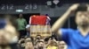 中國球迷帶國旗觀看NBA中國首場比賽