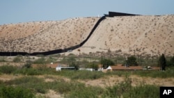 Agentes de la Patrulla Fronteriza inspeccionan una valla de acero en la frontera suroeste de Estados Unidos con México en Sunland Park, Nuevo México, el jueves 22 de agosto de 2024. (AP)