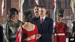 President Barack Obama and first lady Michelle Obama greet Indian guests in a receiving line at a state dinner at Rashtrapati Bhavan in New Delhi, 08 Nov 2010