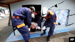 Foto de un simulacro de terremoto en Japón. Este sábando un sismo grado 6,8 sacudió el norte de Japón.