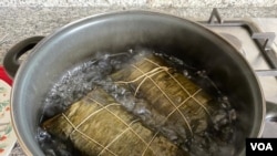 Preparan hallacas venezolanas, plato típico navideño. Diciembre, 2020. Foto: Adriana Nuñez Rabascall - VOA.