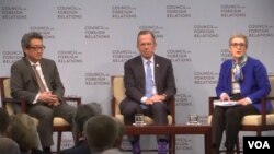 빅터 차 전략국제문제연구소 한국 석좌(왼쪽)와 마이크 멀린 전 합참의장(가운데)이 9일 미국 외교협회에서 열린 토론회에서 발언하고 있다. 