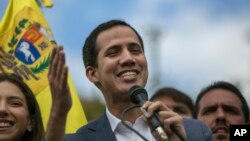 Pemimpin oposisi Venezuela, Juan Guaido berbicara di depan pendukungnya di Caracas (26/1). 