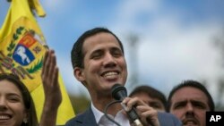 Juan Guaido, président auto-proclamé intérim du Venezuela, devant ses partisans sur une place publique du quartier de Las Mercedes à Caracas, au Venezuela, le samedi 26 janvier 2019. (AP Photo / Rodrigo Abd)