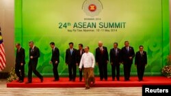 Para pemimpin ASEAN setelah sesi foto bersama pada KTT ASEAN di Naypyidaw, Myanmar (11/5). 