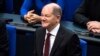 El socialdemócrata Olaf Scholz reacciona tras ser elegido como nuevo canciller de Alemania en el parlamento alemán, Bundestag en Berlín, el miércoles 8 de diciembre de 2021. (Foto / Stefanie Loos)