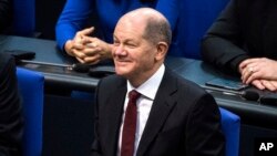 El socialdemócrata Olaf Scholz reacciona tras ser elegido como nuevo canciller de Alemania en el parlamento alemán, Bundestag en Berlín, el miércoles 8 de diciembre de 2021. (Foto / Stefanie Loos)