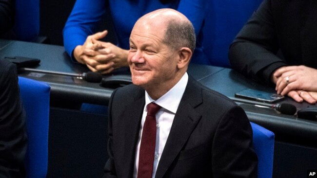 Ông Olaf Scholz của Đảng Dân chủ Xã hội cười sau khi được bầu làm thủ tướng mới của Đức tại Quốc hội Bundestag ở Berlin, hôm 8/12.