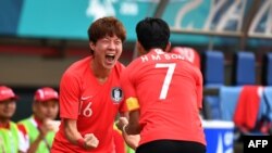 တောင်ကိုရီးယား ဘောလုံးအသင်းသားတွေဖြစ်တဲ့ Hwang Ui Jo (ဝဲ) eJY Son Heung Min