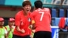 Pesepak bola Korsel, Hwang Ui Jo (kiri) merayakan kemenangan bersama Son Heung-min, setelah mencetak gol dalam laga perempat final sepak bola putra Asian Games, antara Uzbekistan, di Bekasi, 27 Agustus 2018.