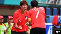 Pesepak bola Korsel, Hwang Ui Jo (kiri) merayakan kemenangan bersama Son Heung-min, setelah mencetak gol dalam laga perempat final sepak bola putra Asian Games, antara Uzbekistan, di Bekasi, 27 Agustus 2018.