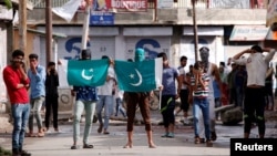 지난달 말 인도 북서부 잠무카슈미르 주도 스리나가르에서 카슈미르 충돌에 항의하는 시위대가 파키스탄 국기를 들어보이고 있다. 