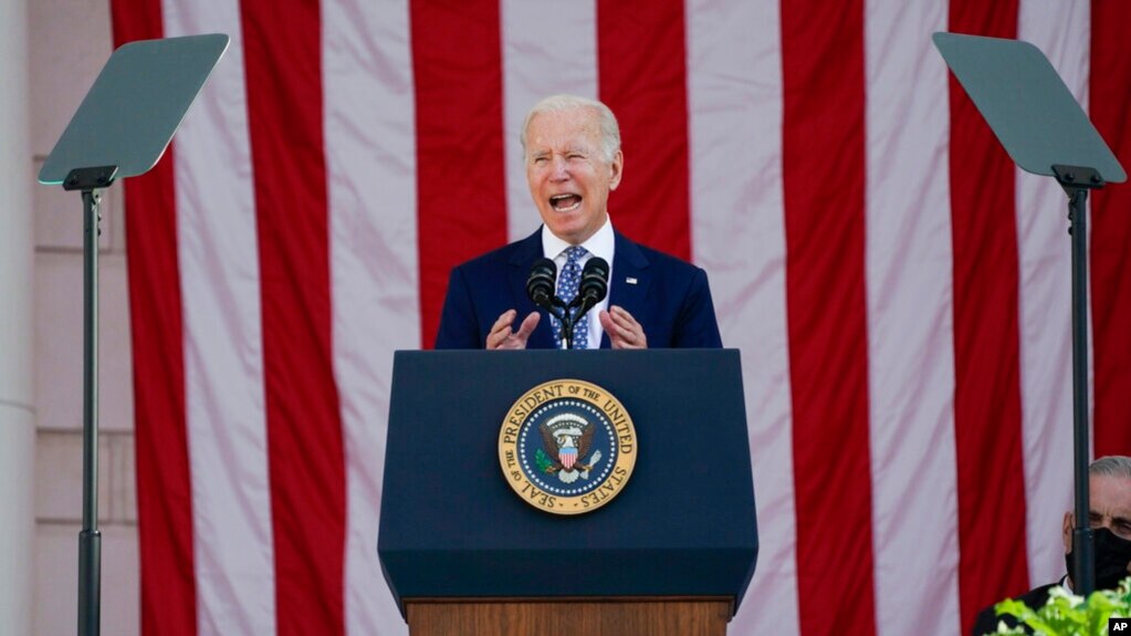 TT Joe Biden trong một sự kiện chính trị tại Washington. Ông vừa tuyên bố thắng lợi với Tuần lễ Hạ tầng Cơ sở, một khẩu hiệu cựu Tổng thống Donald Trump đã cổ động từ bốn năm trước.