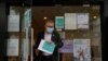 一名香港市民離開新冠疫苗接種中心（路透社照片）