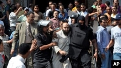 Polisler tarafından Fatih Camisi'nden dışarı çıkarılan Mursi yanlıları