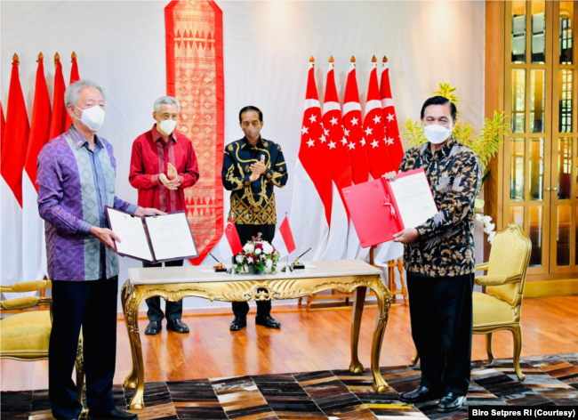 Presiden Jokowi dan PM Singapura Lee Hsie Loong menyaksikan sejumlah penandatanganan kerja sama antara dua negara. (Foto: Courtesy/Biro Setpres)