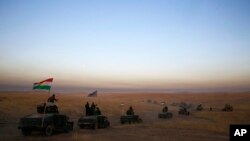 Un convoi militaire irakien se dirige vers le front de bataille de Khazer, 30 km à l'est de Mossoul, Irak, le 17 octobre 2016. 