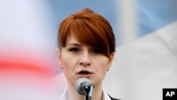 អ្នក​ស្រី Maria Butina មេដឹកនាំ​អង្គការ​គាំទ្រ​ការ​កាន់​កាំភ្លើង​នៅ​រុស្ស៊ី ថ្លែង​ទៅ​កាន់​ហ្វូង​មនុស្ស​ក្នុង​ពេល​ប្រមូល​ផ្តុំ​មួយ​ដើម្បី​គាំទ្រ​ដល់​ការ​ធ្វើ​ឲ្យ​ការ​កាន់​កាំភ្លើង​ដៃ​មាន​ភាព​ស្រប​ច្បាប់ នៅ​ក្នុង​ក្រុង​មូស្គូ ប្រទេស​រុស្ស៊ី។