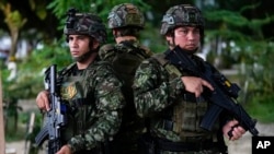 Soldados patrullan una calle en Tibú, Colombia, el lunes 20 de enero de 2025, tras una serie de ataques guerrilleros que han matado a decenas de personas y obligado a miles a huir de sus hogares en la región del Catatumbo.