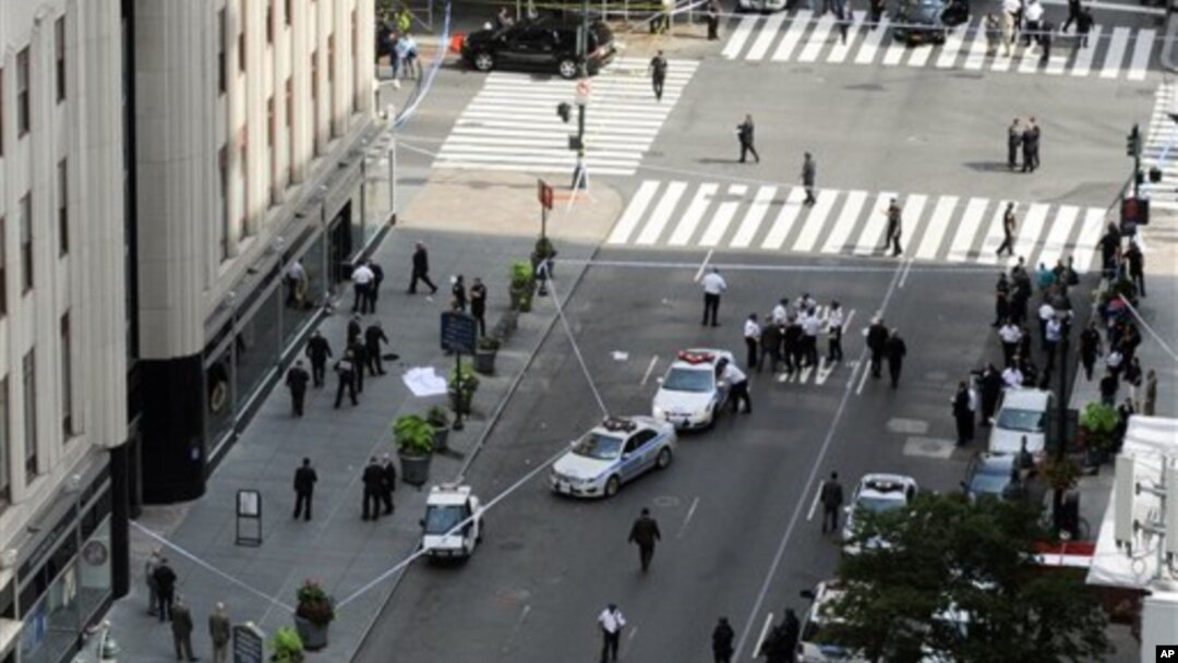 Lokasi tempat penembakan Jumat (24/8) di pinggir jalan Fifth Avenue, dekat Gedung Empire State, New York. (Foto: AP/Louis Lanzano)