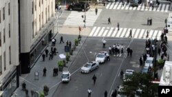 Lokasi tempat penembakan Jumat (24/8) di pinggir jalan Fifth Avenue, dekat Gedung Empire State, New York. (Foto: AP/Louis Lanzano)