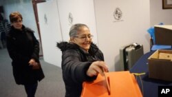 Una mujer emite su voto durante las elecciones primarias en Montevideo, Uruguay, el domingo, 30 de junio de 2019.