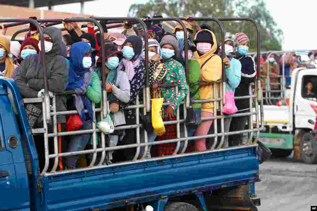 신종 코로나바이러스 방역을 위한 봉쇄 조치가 끝난 캄보디아 프놈펜 외곽 의류공장 직원들이 트럭을 타고 출근하고 있다. 