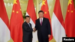 Presiden China Xi Jinping bersalaman dengan Wakil Presiden Jusuf Kalla sebelum pertemuan bilateral di Beijing, China, 25 April 2019. 