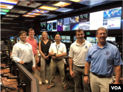 Erin y Kelly con pasantes en el Centro de integración de operaciones de carga útil (POIC) del Centro Marshall de Vuelos Espaciales en Huntsville, Alabama, en el verano de 2019 durante la pasantía de Erin.