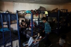 Los niños migrantes pasan el tiempo en un refugio en Ciudad Juárez, México, el martes 23 de marzo de 2021.