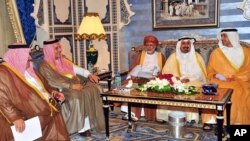 Bahrain's FM Sheikh Khaled bin Ahmed al-Khalifa, Saudi Arabia's FM Prince Saud al-Faisal, Oman's FM Youssef bin Alawi bin Abdullah, Kuwaiti FM Sheikh Mohammad Sabah al-Salem al-Sabah and United Arab Emirates' FM Sheikh Abdullah bin Zayed al-Nahyanat talk 