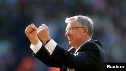 Manajer Manchester United Alex Ferguson memberikan salam kepada para penggemar setelah penampilan mereka dalam laga Liga Inggris melawan West Bromwich Albion di The Hawthorns di West Bromwich, Inggris tengah, 19 Mei 2013. Ferguson menjalani pembedahan darurat pada Sabtu, 5 Mei 2018, setelah mengalami pendarahan otak. (Foto:dok)