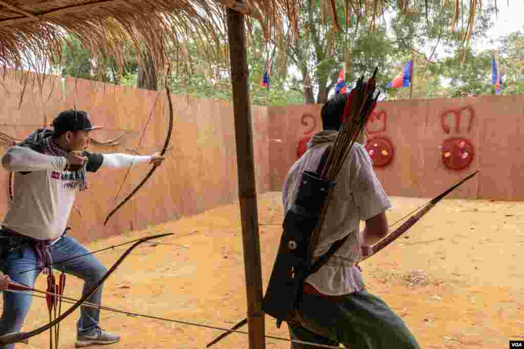 អ្នកចូលរួម​រៀន​បាញ់ធ្នូ នៅក្នុងរោង «បន្ទាយទ័ពធ្នូខ្មែរបុរាណ​» នៅក្នុង​កម្មវិធី«បុណ្យភូមិ», នៅរាជ​ធានីភ្នំពេញ, នៅថ្ងៃទី០៦ ខែមេសា ឆ្នាំ២០១៩។ (ខាន់ សុគុំមនោ/VOA)​​​​​​​