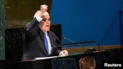 El embajador palestino ante la ONU, Riyad Mansour, se dirige a la Asamblea General antes de votar sobre un proyecto de resolución que reconocería a los palestinos para convertirse en miembros de pleno derecho de la ONU, en Nueva York, el 10 de mayo de 2024.