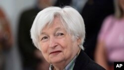 ARCHIVO - La secretaria del Tesoro, Janet Yellen, escucha, el 15 de septiembre de 2022, en Lanham, Maryland, EEUU.