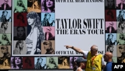 Poster konser Taylor Swift di Warsawa, Polandia 31 Juli 2024 (foto: dok). Tiga rencana konser di Wina oleh megabintang Amerika itu dibatalkan setelah Austria menangkap seorang pria terkait dengan rencana serangan teror terhadap acara konser itu. 