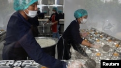 Sejumlah karyawan menyiapkan makanan yang akan didistribusikan dalam program Makan Bergizi Gratis (MBG) bagi anak-anak dan ibu hamil di sebuah dapur di Jakarta, pada 6 Januari 2025. (Foto: Reuters/Willy Kurniawan)