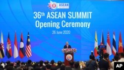 26일 베트남의 하노이에서 영상으로 진행된 제 36차 ASEAN 정상회의 개막식에서 응우옌 쑤언 푹 베트남 총리가 연설을 하고 있다. 