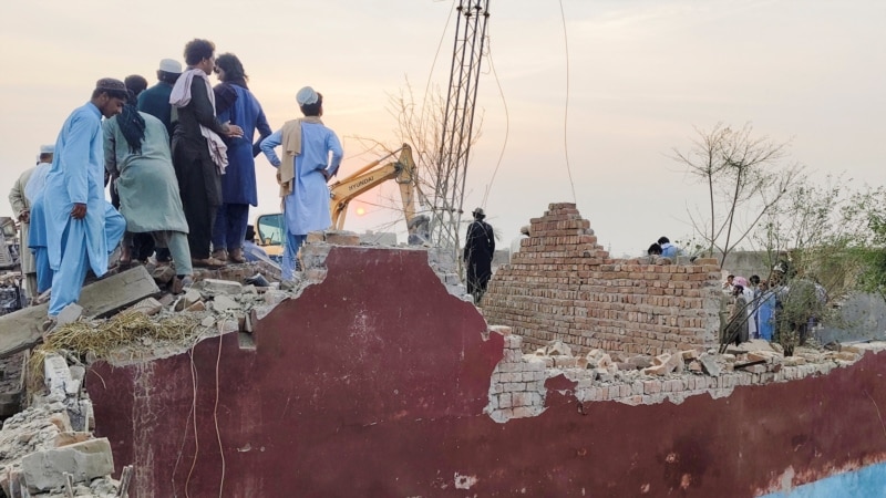 انفجار بمب انتحاری جان دست کم ۱۵ پلیس پاکستان را گرفت