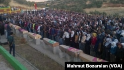 Des membres du PKK tués dans des heurts avec l'armée turque sont enterrés à Lice, Diyarbakir, en octobre 2015.