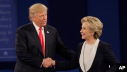 Ứng cử viên Donald Trump bên Ðảng Cộng hòa và ứng cử viên Hillary Clinton bên Ðảng Dân chủ tại cuộc tranh luận tổng thống lần thứ nhì diễn ra tại Đại học Washington ở thành phố St. Louis, bang Missouri, ngày 9 tháng 10 năm 2016.