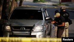 Polisi El-Salvador memeriksa lokasi tewasnya diplomat Panama, Carlos Armando Lemus di San Salvador, Kamis (26/5).