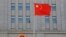 Sebuah bendera China berkibar di dekat lambang nasional China di Pengadilan Menengah Rakyat No. 2 Beijing, 11 September 2020. (Foto: Reuters)