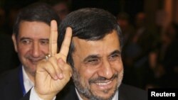 El presidente de Irán,, Mahmoud Ahmadinejad, afirmó hace poco que ningún país tiene reservas nucleares para armamento.